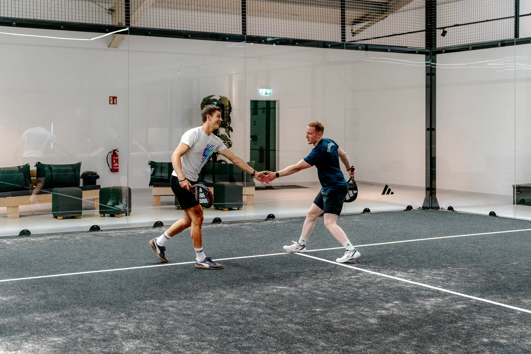 Zwei Spieler klatschen nach dem Punkt ab
