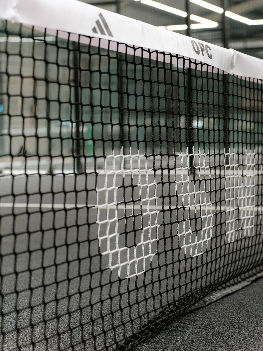 Netz mit Schriftzug „Osnabrücker Padel-Club“