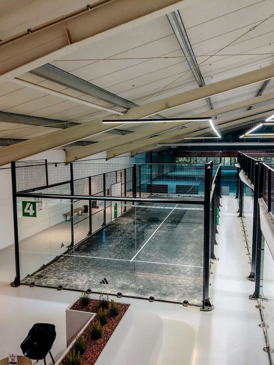 Tribüne mit Blick auf die Courts